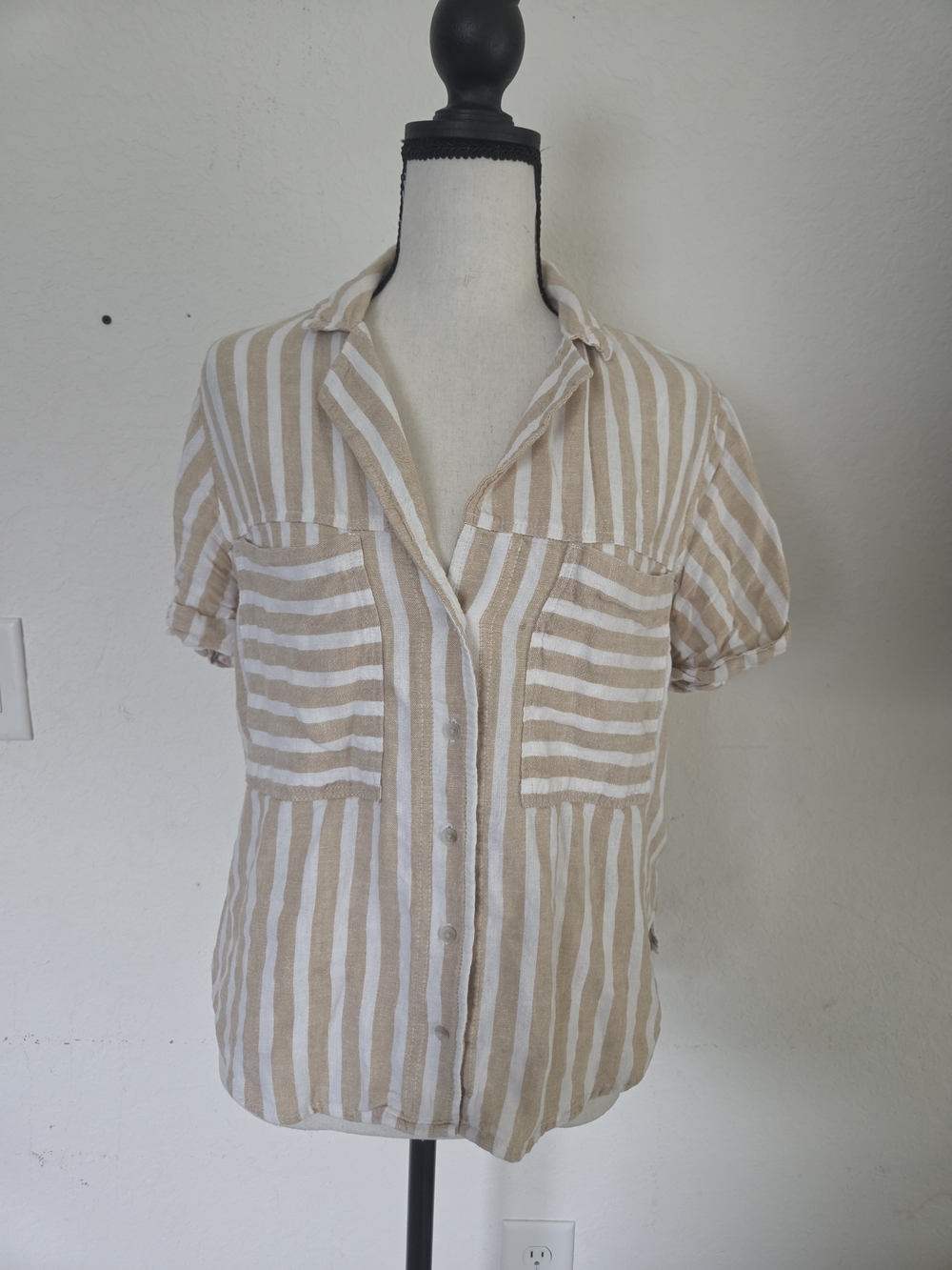 Universal Thread Beige and White Striped Short-Sleeve Button Down Shirt Small